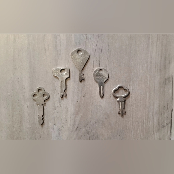 Vintage Keys - Collection - Crafts - Projects Bundle of 5 Assorted KEYS - Picture 1 of 11